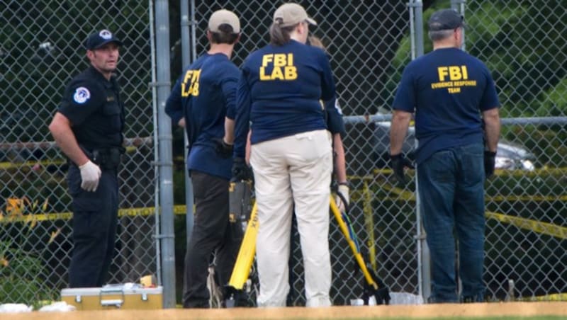 Ermittler des FBI am Tatort (Bild: AFP)