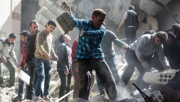 Szenen nach einem Raketenangriff in Syrien (Bild: AFP)