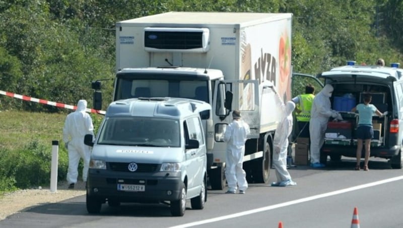 Der auf einem Pannenstreifen der A4 abgestellte Lkw der Schlepper (Bild: APA/ROLAND SCHLAGER)