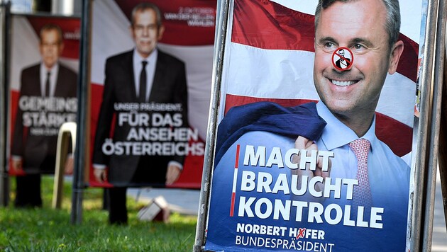 Ein beklebtes Wahlplakat von Norbert Hofer im Zuge der Bundespräsidentschafts-Stichwahl 2016 (Bild: APA/Roland Schlager)