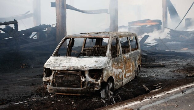 Der Kleinbus der jungen Mutter brannte lichterloh und äscherte das Sägewerk ein. (Bild: Pressefoto Scharinger © Daniel Scharinger)
