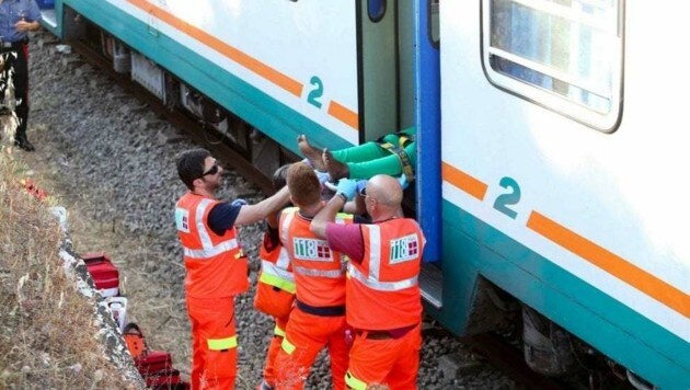 Zwei Züge stießen auf der Halbinsel Salento zusammen - mindestens zehn Menschen wurden verletzt. (Bild: La Repubblica)