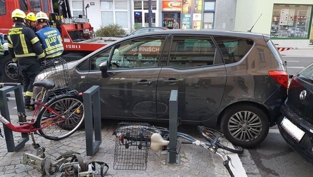 Erst ein Fahrradständer setzte der Irrfahrt des führerlosen Pkw ein abruptes Ende. (Bild: FF Mödling)