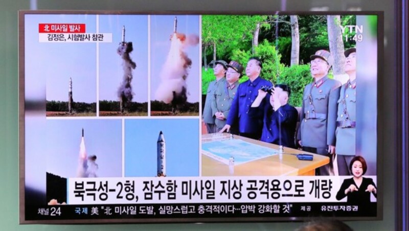 Fernsehbilder in Südkorea zeigen die Raketenstarts Nordkoreas. (Bild: AP)
