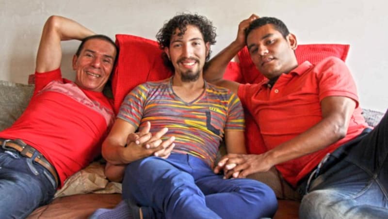 Manuel Bermudez, Victor Hugo Prada und Alejandro Rodriguez "leben die Vielliebe". (Bild: Twitter.com)