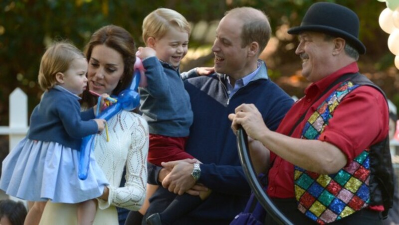 Prinz William und Herzogin Kate mit Charlotte und George (Bild: AP)