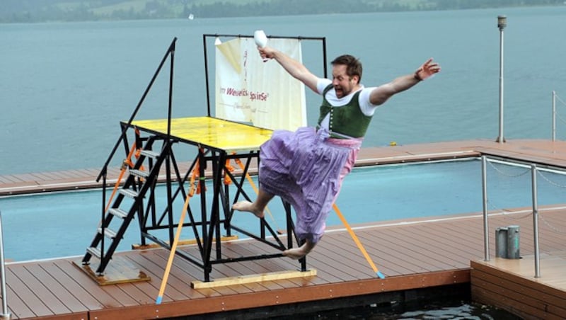 Thomas Breitwieser schmiss sich im Gössl-Dirndl in den Wolfgangsee. (Bild: Klemens Fellner)