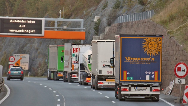 Vor allem am Freitag könnte es wieder kilometerlange Lkw-Staus auf den Autobahnen geben. (Bild: Christof Birbaumer)