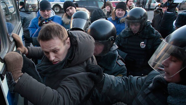 Alexej Nawalny bei seiner Festnahme im März (Bild: AP)