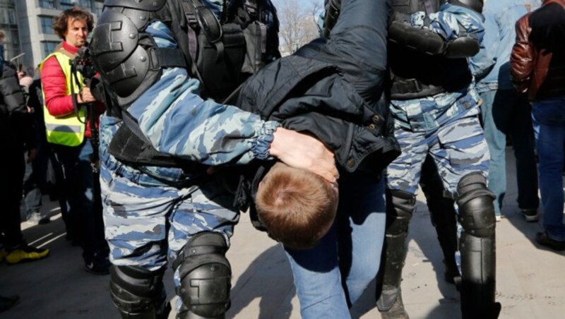 Festnahme bei der Demonstration gegen Korruption in Moskau (Bild: AP)