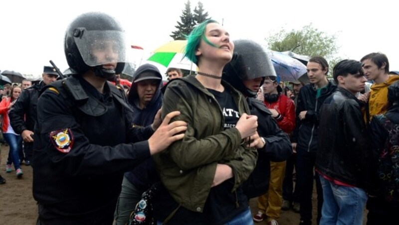 Viele der jungen Demonstranten ließen sich lächelnd abführen. (Bild: AFP)