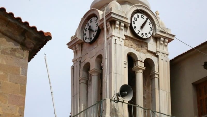 Lesbos: In der Ortschaft Plomari wurde auch ein Glockenturm durch das Beben beschädigt. (Bild: EPA)