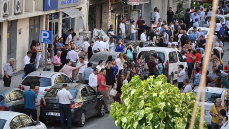 In Izmir liefen die Menschen teils in Panik auf die Straßen, als die Erde zu beben begann. (Bild: AP)