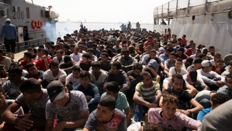 Aufgegriffene Migranten im Hafen der libyschen Hauptstadt Tripolis (Bild: AP)