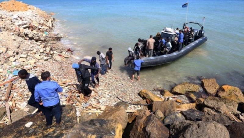 Migranten werden von der libyschen Küstenwache zurückgebracht. (Bild: AFP)