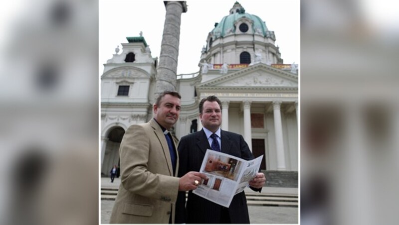 Pater Martin Pastrnak und Johannes Pasquali vor Karlskirche (Bild: Gerhard Bartel)