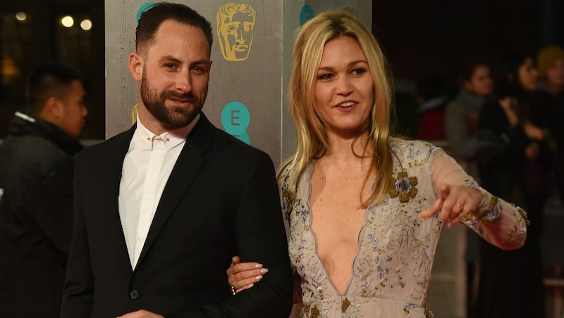 Julia Stiles mit ihrem Ehemann Preston J. Cook (Bild: AFP)