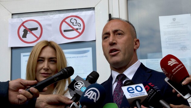 Ramush Haradinaj nach seiner Stimmabgabe in Pristina (Bild: AP)