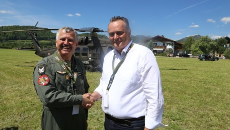 Verteidigungsminister Hans Peter Doskozil mit Airchief Brigadier Gruber (Bild: Christoph Matzl)