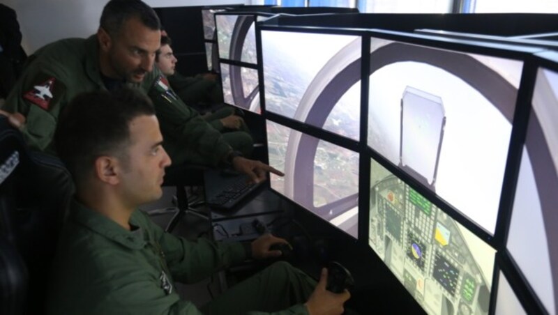 Hightech-Simulation verbindet Piloten am Boden mit Kollegen in der Luft. (Bild: Christoph Matzl)