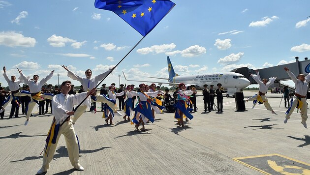 Folkloretänzer auf dem Rollfeld des Flughafens in Kiew (Bild: AFP)