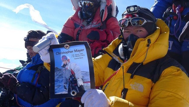 Das Expeditionsteam mit einem Bild und der Asche des Verstorbenen am Mount Everest (Bild: Furtenbach Adventures)