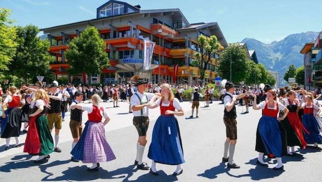 Die Trachtentenvereine studierten mit den Goaßlschnalzer für das Fest einen neuen Tanz ein (Bild: Gerhard Schiel)