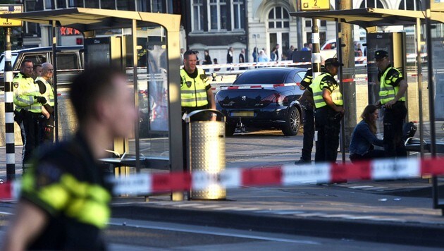 Acht Verletzte forderte die Irrfahrt des Parksünders (im Hintergrund sein Auto) in Amsterdam. (Bild: EPA)