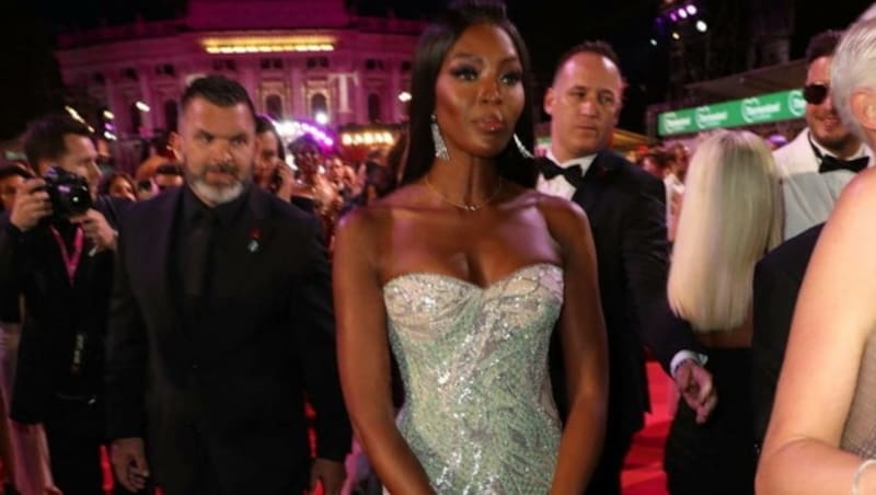 Naomi Campbell huschte mit Entourage über den roten Teppich. (Bild: Starpix/Alexander TUMA)