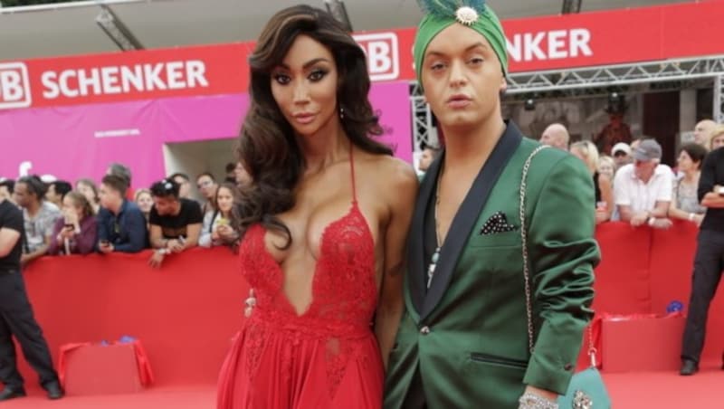 Julian F.M. Stoeckel in Begleitung von Transgender Model Yasmine Petty (Bild: Klemens Groh)