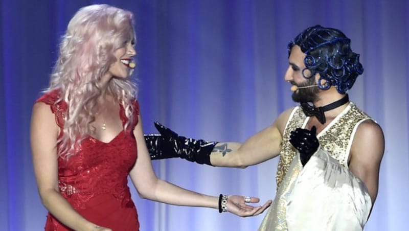 Joss Stone mit Conchita (Bild: APA/HANS PUNZ)