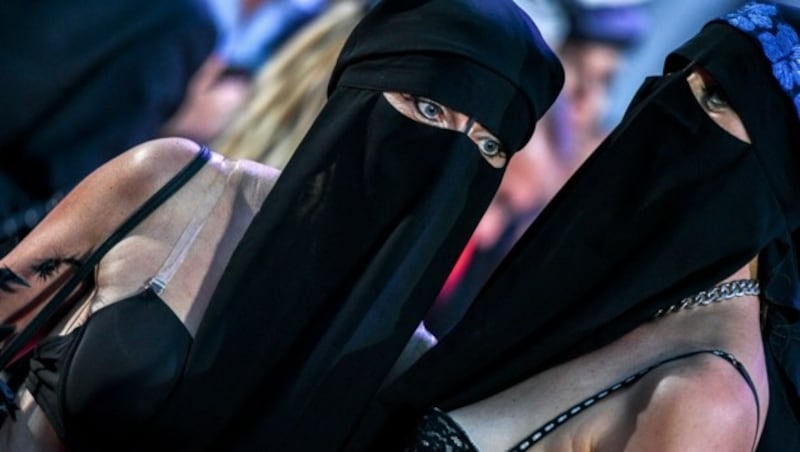 Frauen in Burkas demonstrierten für Frauenrechte. (Bild: EPA)