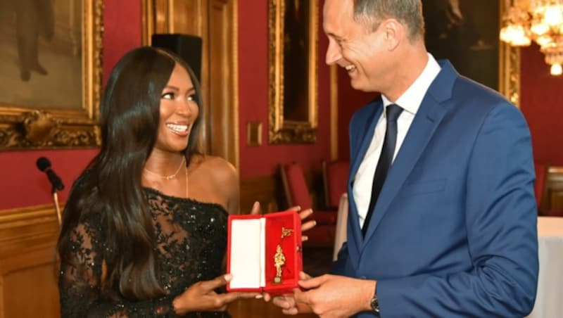 Supermodel Naomi Campbell mit Andreas Mailath-Pokorny (Bild: Christian JOBST)