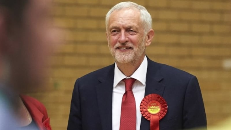 May-Herausforderer Jeremy Corbyn freut sich über die Gewinne. (Bild: AFP or licensors)