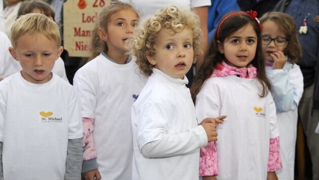 Die Kids aus dem örtlichen Kindergarten sangen das "St. Michael Lied". Dafür gab's tosenden Applaus. (Bild: Roland Holitzky)
