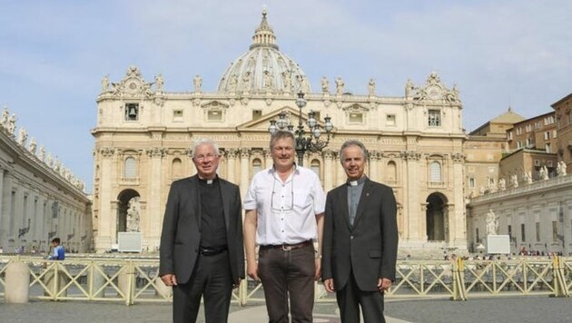 Vor Petersdom: Erzbischof Lackner, Christian Reiner & der neue Weihbischof Hansjörg Hofer (Bild: Markus Tschepp)