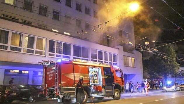 42 Feuerwehrmänner trafen gegen 22.30 Uhr am Brandort ein. Die Flammen waren bereits gelöscht. (Bild: Markus Tschepp)