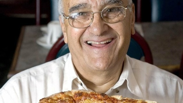 Der Kanadier Sam Panopoulos erfand 1962 die Pizza Hawaii und schrieb damit Essens-Geschichte. (Bild: twitter.com)
