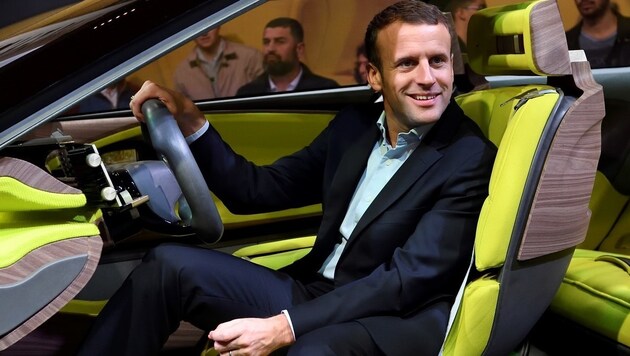 Am Steuer (hier bei der Paris Motor Show) sitzt Emmanuel Macron schon mal - bekommt er freie Fahrt? (Bild: AFP)