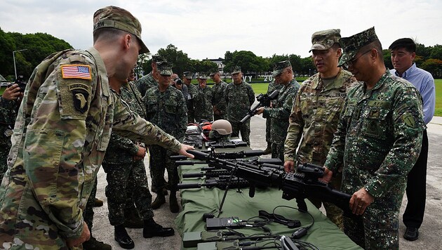 Neben US-Waffen gibt es auch Unterstützung durch Spezialkräfte der Marines für die Philippiner. (Bild: AFP)