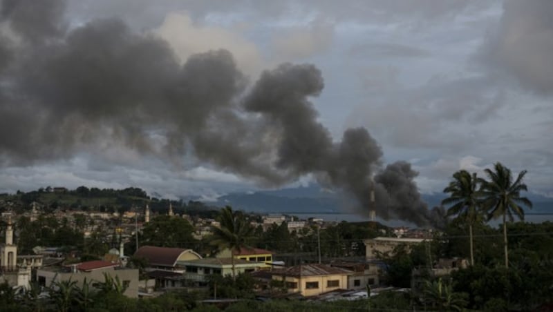 Rauch über der umkämpften Stadt Marawi (Bild: AFP)