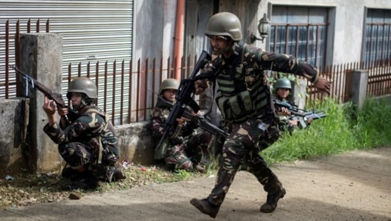 Mitglieder der philippinischen Armee im Häuserkampf (Bild: AFP)