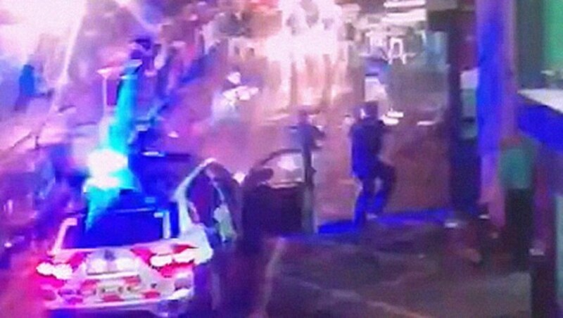 Polizisten springen sofort aus dem Einsatzfahrzeug und eröffnen das Feuer. (Bild: LiveLeak.com)