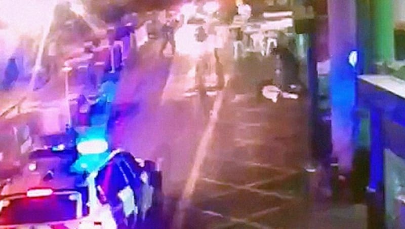 Die Polizisten versichern sich ein letztes Mal, dass die Angreifer wirklich tot sind. (Bild: LiveLeak.com)