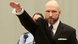 Breivik provoziert vor Gericht mit dem Hitlergruß. (Bild: AP)