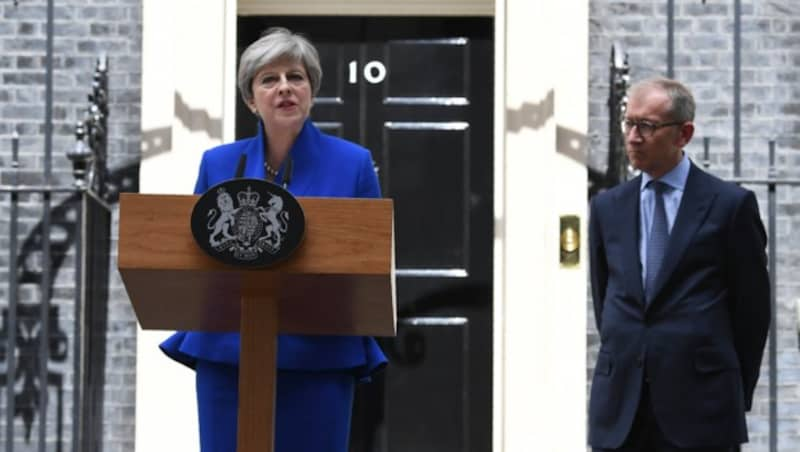 An der Seite ihres Mannes Philip hielt Theresa May ihre Rede nach dem Wahldesaster. (Bild: AFP)