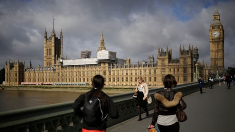 Wolken über dem britischen Parlament nach der Wahl (Bild: AP)