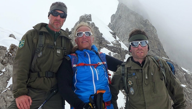 Andy Holzer (Mitte) mit den beiden Heeresbergführern, die ihn auf den Everest begleitet haben (Bild: Kronen Zeitung, krone.at-Montage)