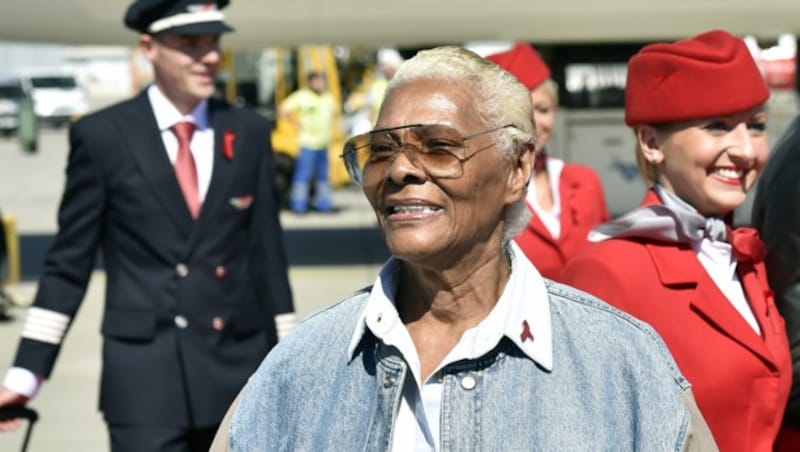 Sängerin Dionne Warwick bei der Ankunft des Life Ball Flugzeuges aus New York (Bild: APA/HANS PUNZ)