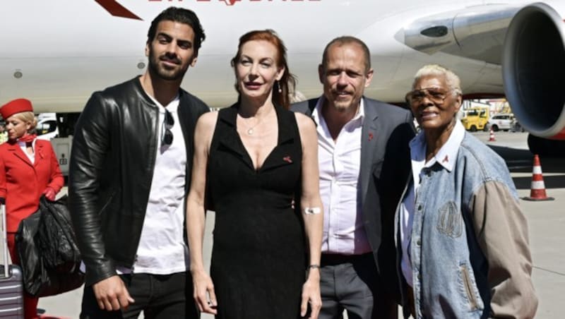 Model Nyle DiMarco, Sängerin Ute Lemper, Mr. Life Ball Gery Keszler, Sängerin Dionne Warwick (Bild: APA/HANS PUNZ)